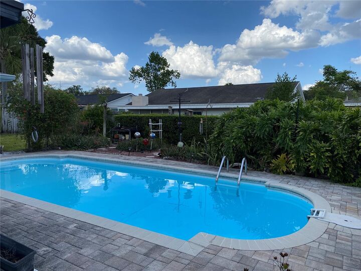 Property Photo:  1009 Croydonwood Circle  FL 33510 