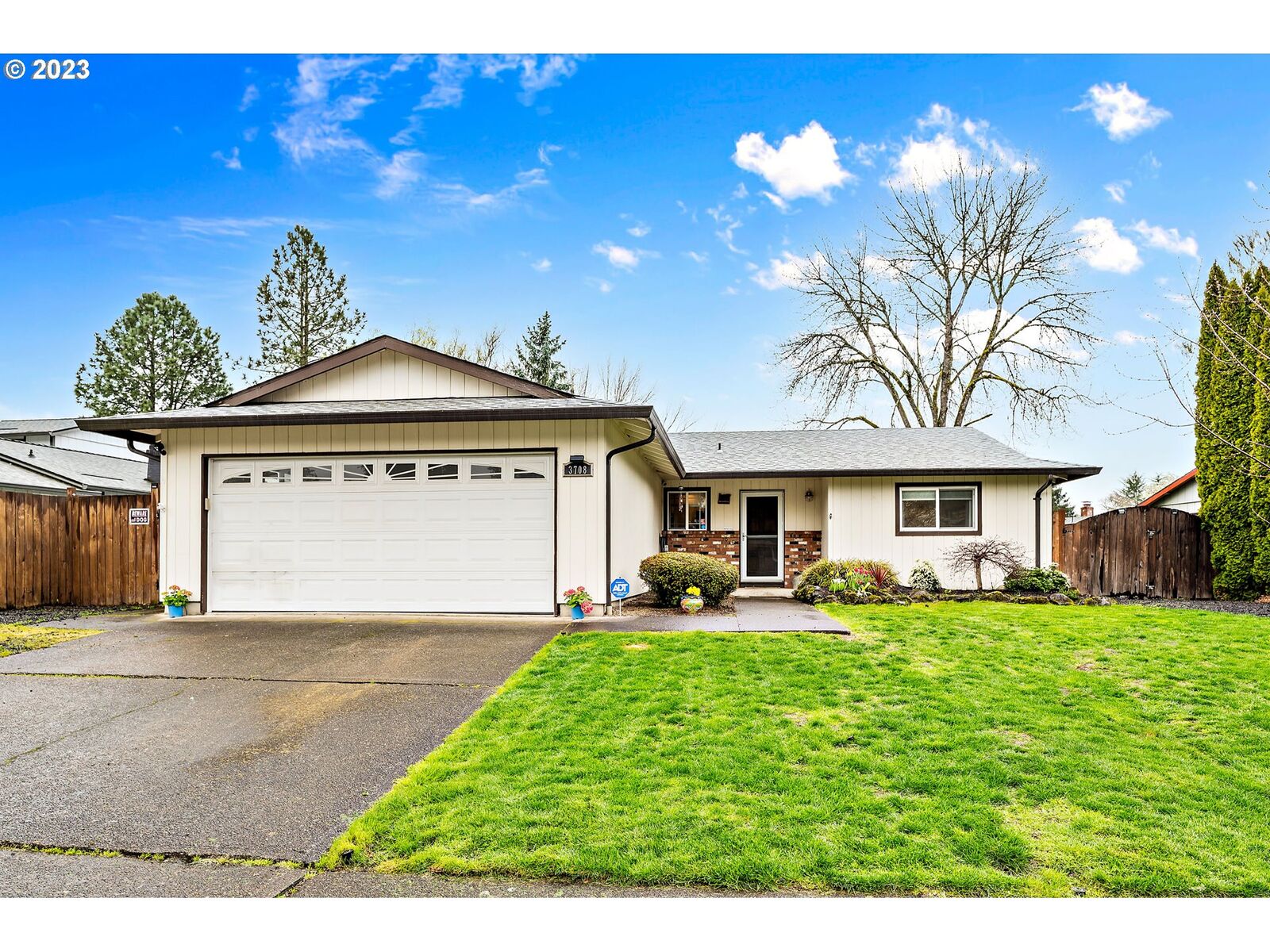 Property Photo:  3708 E Madrona Dr  OR 97132 