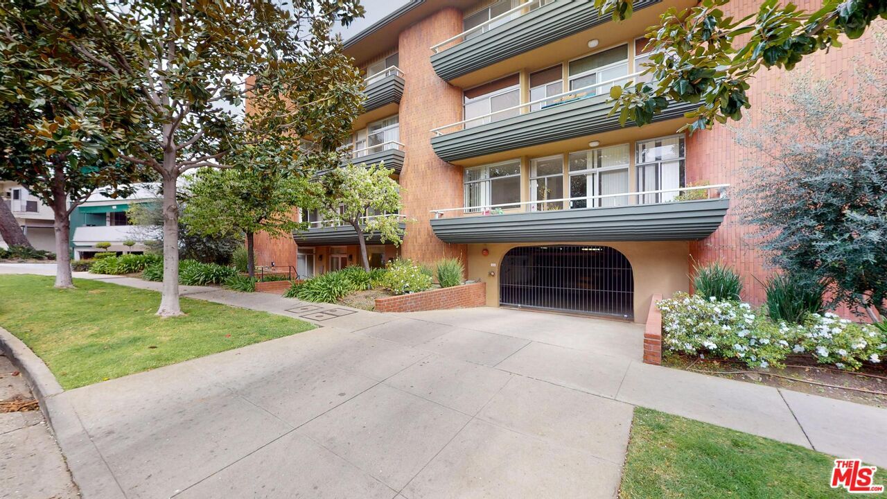 Property Photo: 818 S Gretna Green Way 101 CA 90049