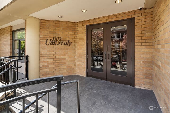 Property Photo: 1300 University Street 6E WA 98101