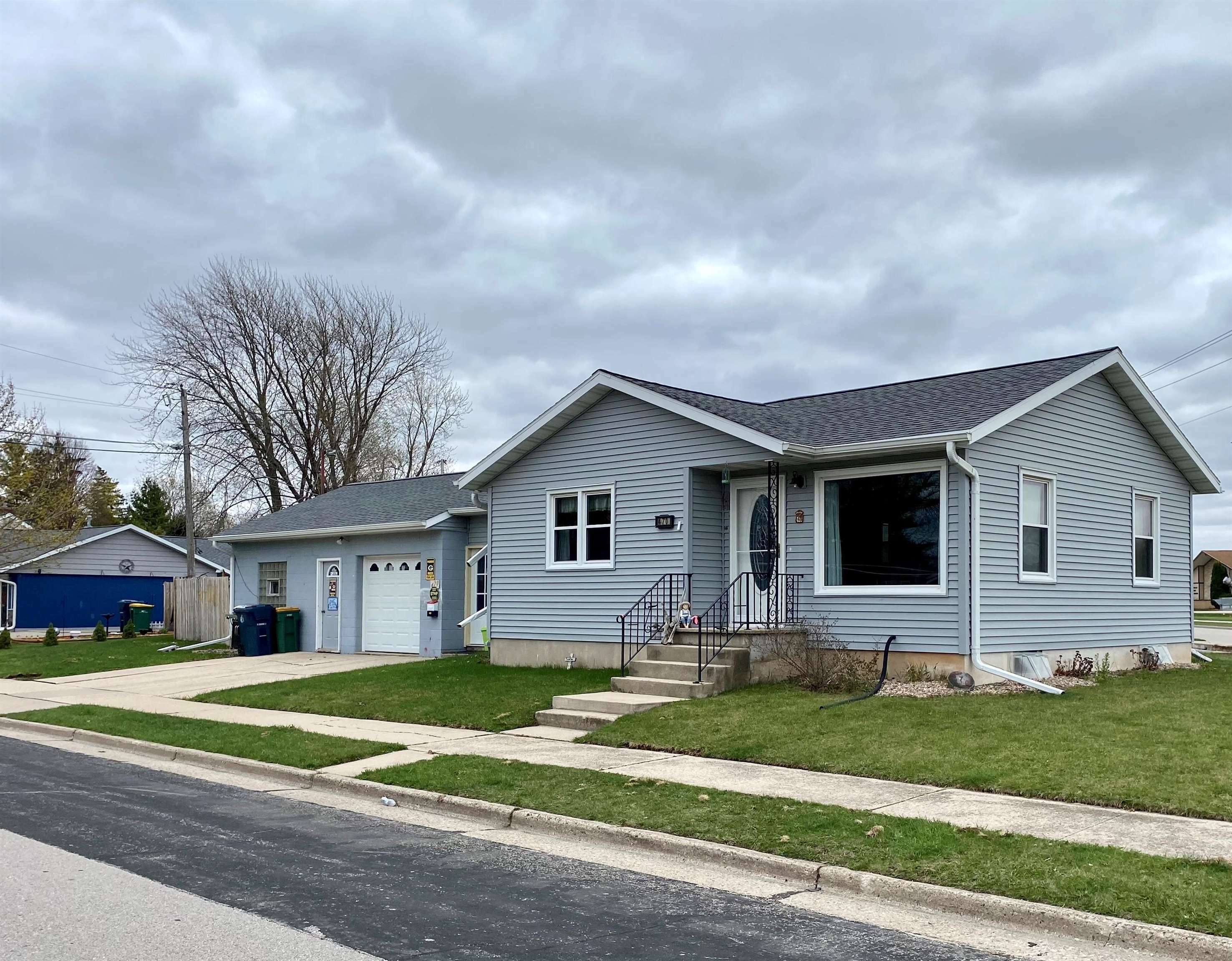 Property Photo:  470 E 10th Street  WI 54935-5402 