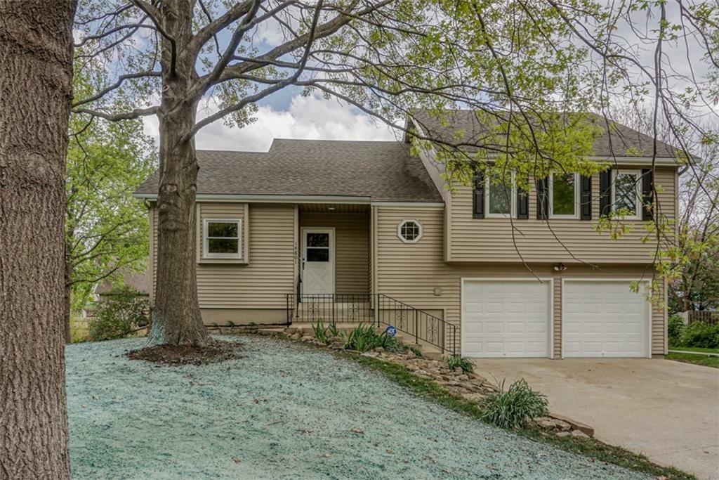 Property Photo: 14801 S Arapaho Drive KS 66062