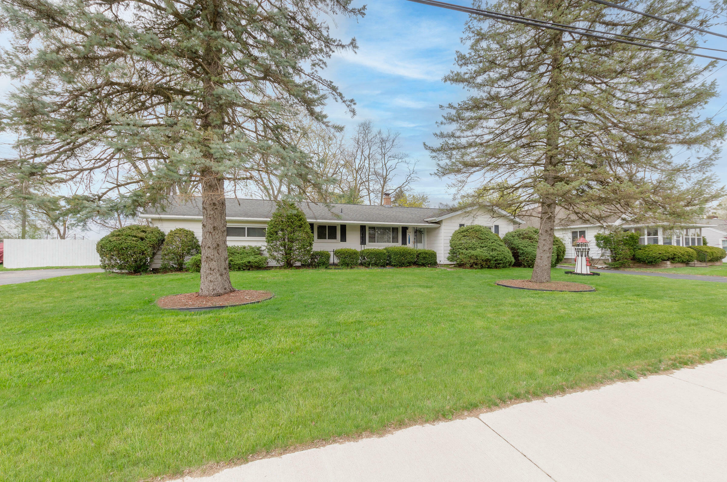 Property Photo:  936 E McDevitt Avenue  MI 49203 