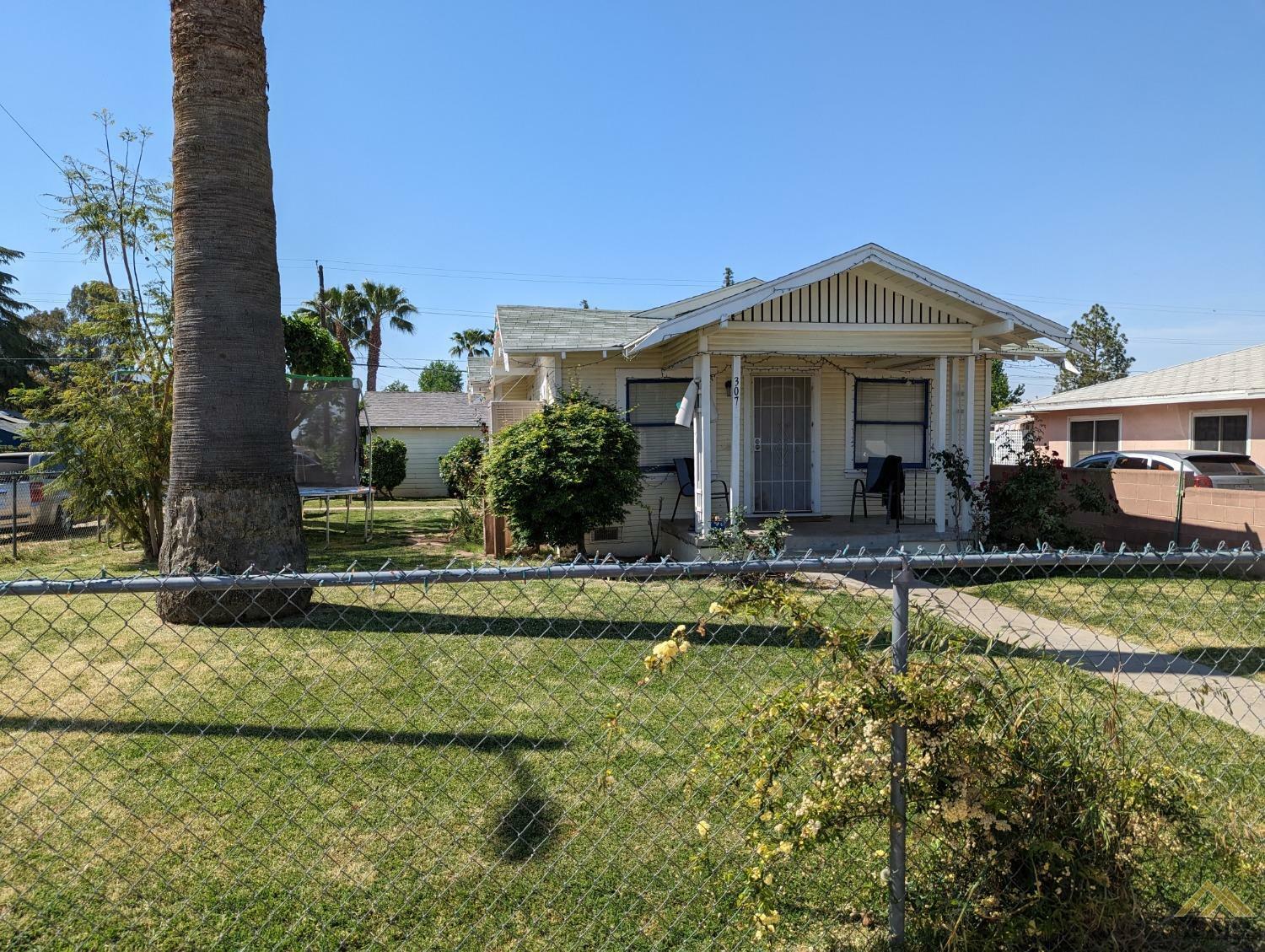 Property Photo: 307 Francis Street CA 93308