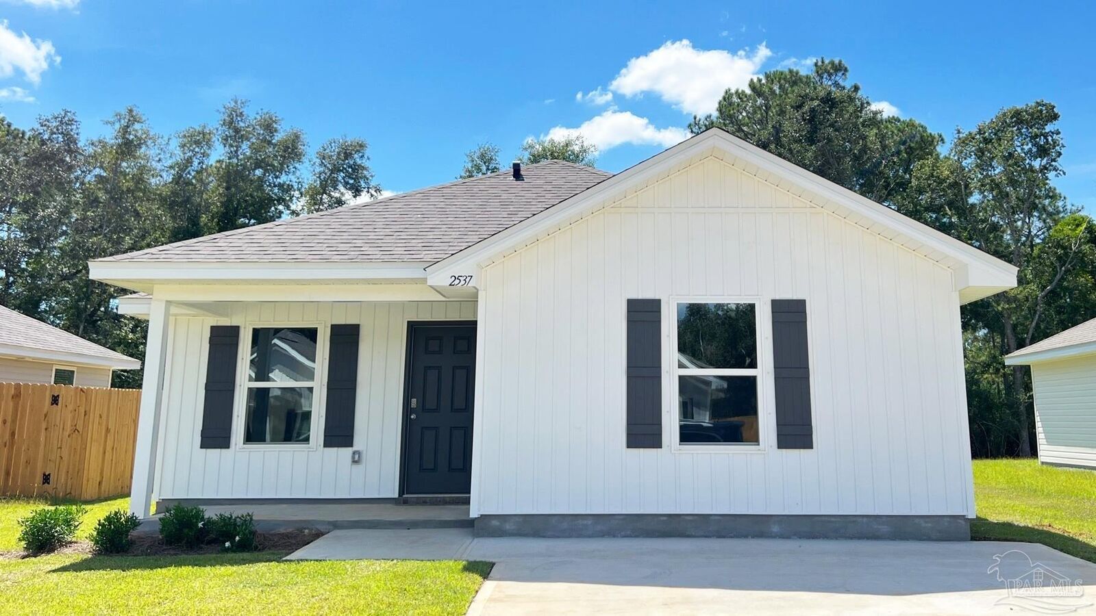 Property Photo: 2537 Sutton Place Dr FL 32533