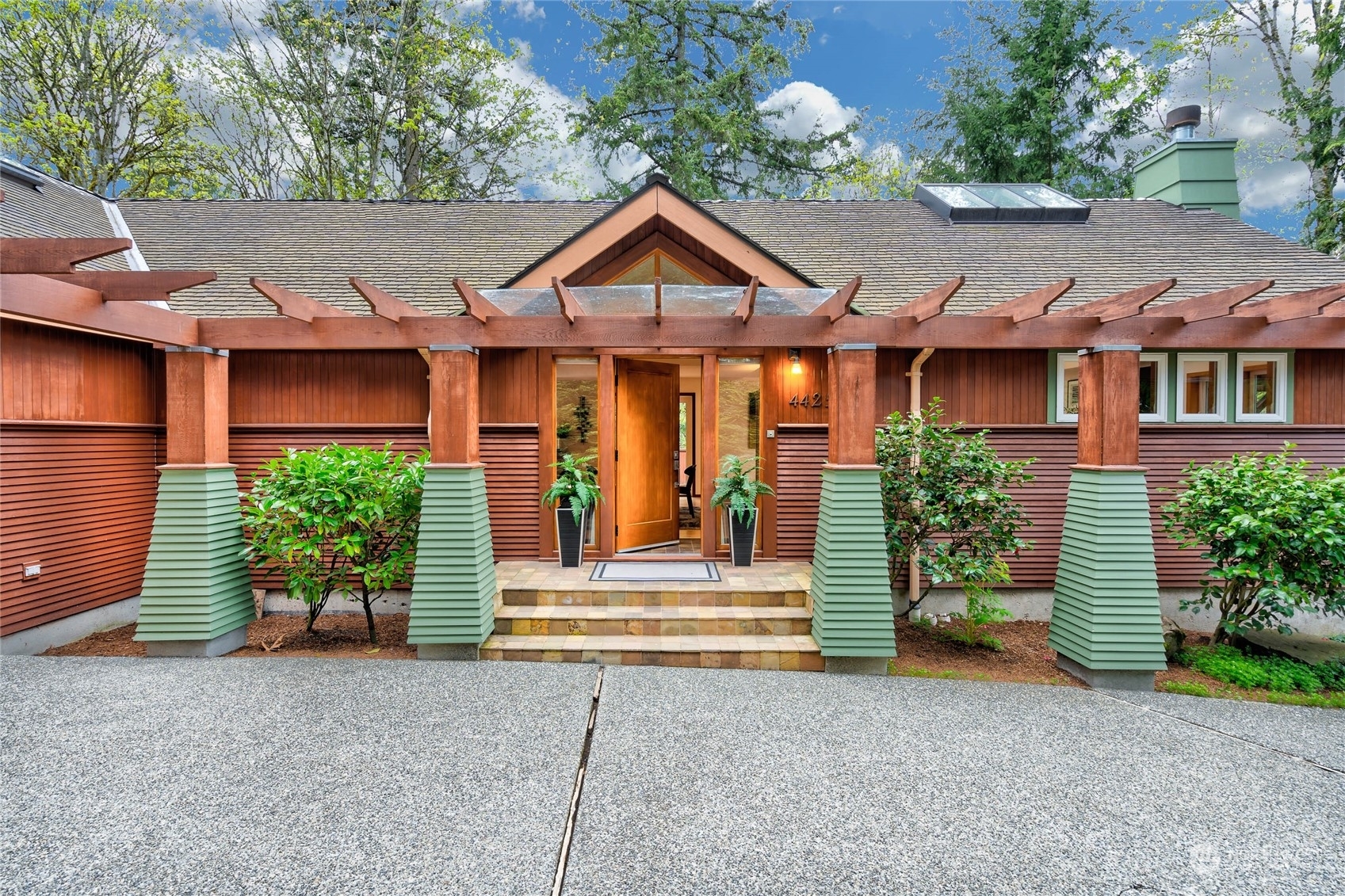 Property Photo: 4425 152nd Place SE WA 98006