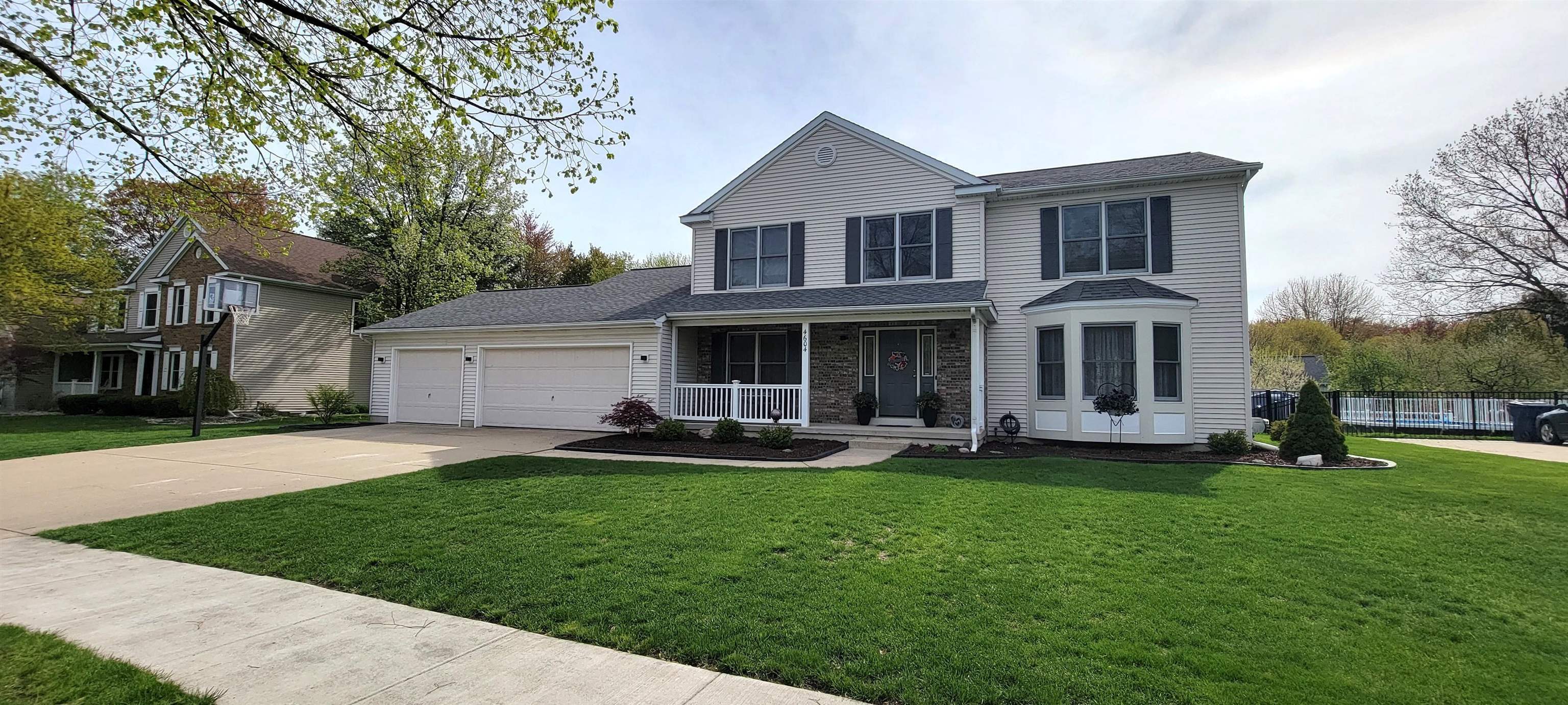 Property Photo:  4604 Blossom Cir  MI 48642 