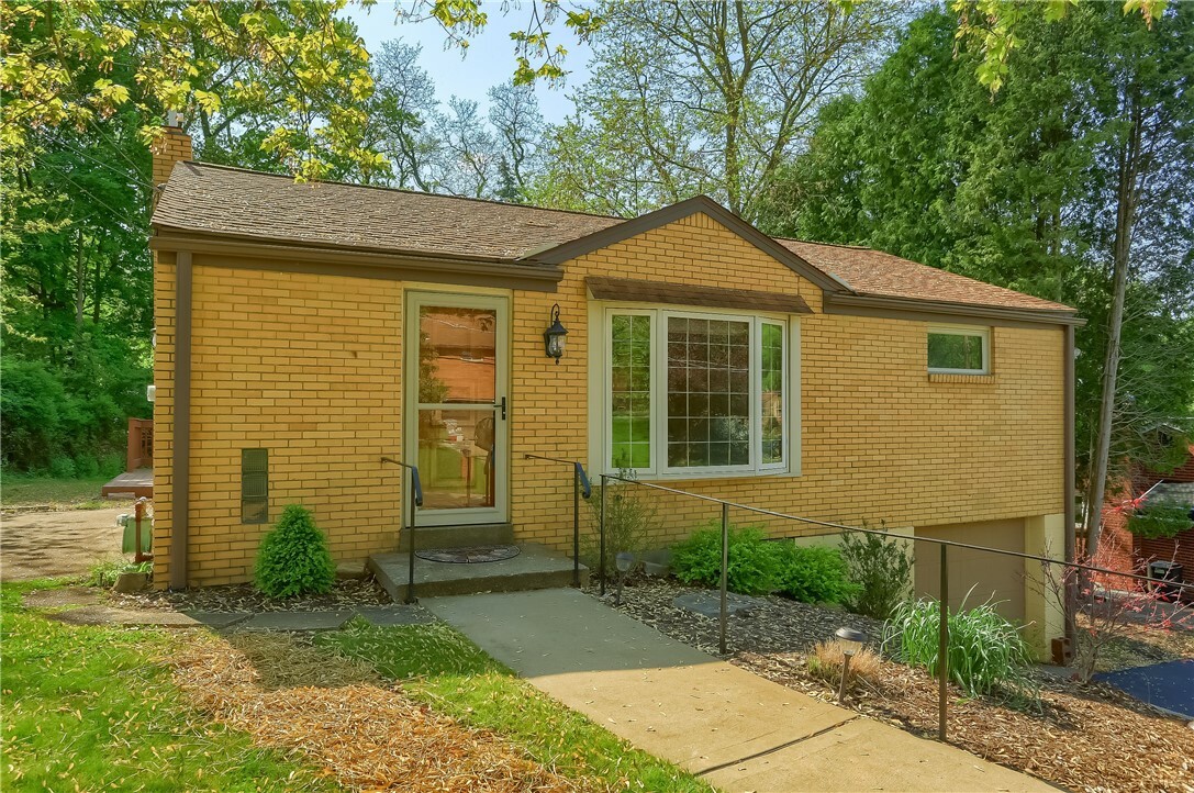 Property Photo:  127 Elmwood Dr  PA 15116 