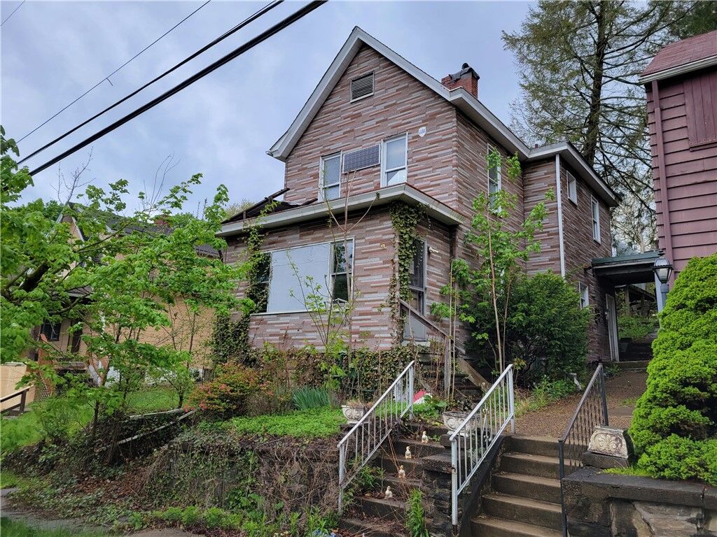 Property Photo:  215 Good St  PA 15644 