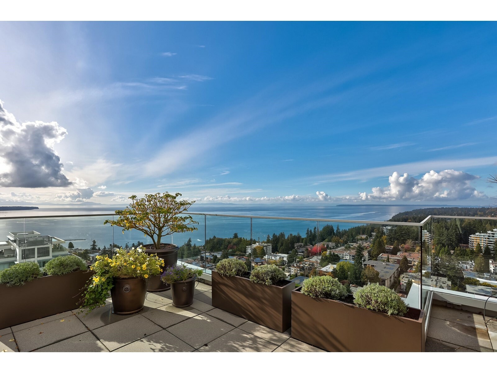 Property Photo: 15152 Russell Avenue Ph2 BC V4B0A3