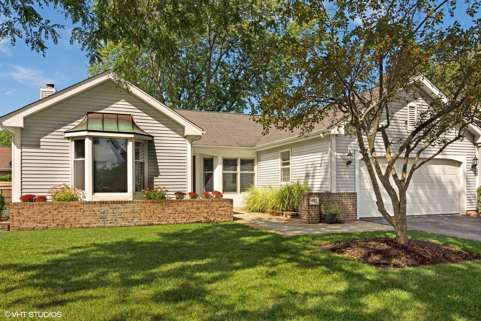 Property Photo:  952 Pear Tree Lane  IL 60090 