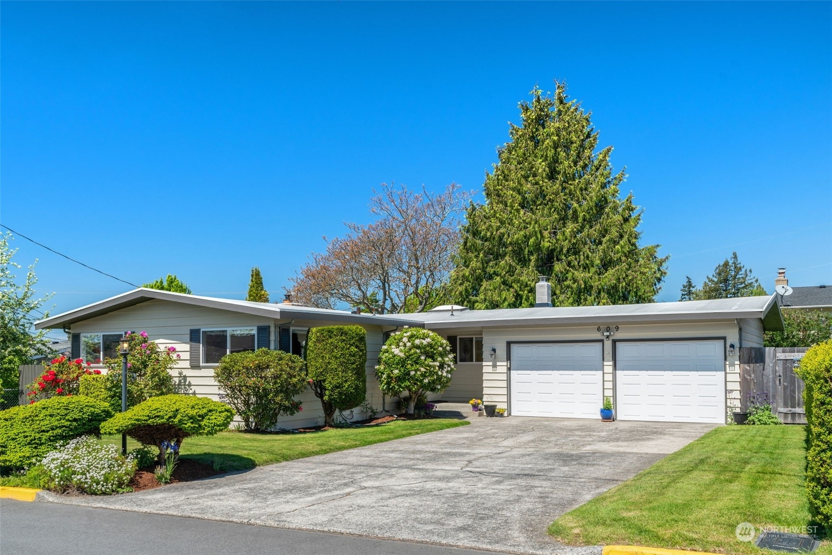 Property Photo:  609 Aloha Way  WA 98020 