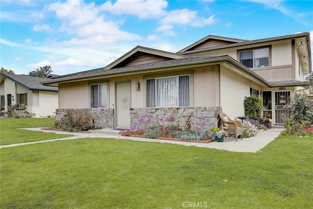 Property Photo:  1236 Carlsbad Place 4  CA 93003 