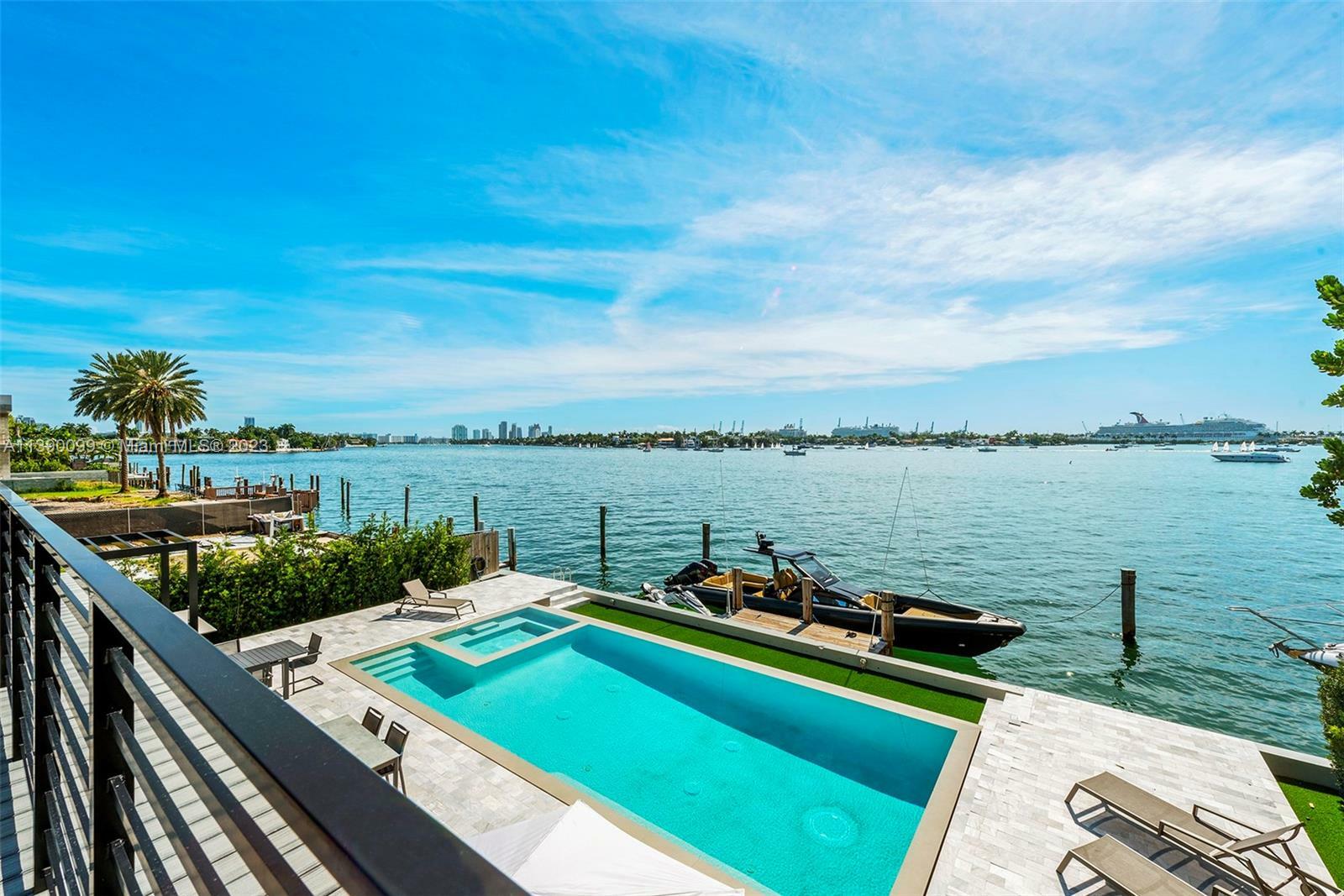Property Photo: 1300 S Venetian Way FL 33139