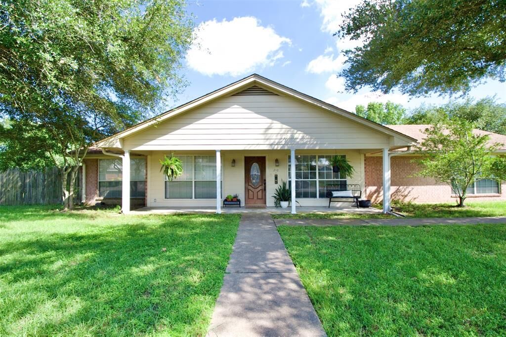 Property Photo: 210 Whirlaway Street TX 76642