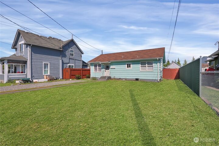 Property Photo:  705 3rd Street SW  WA 98371 