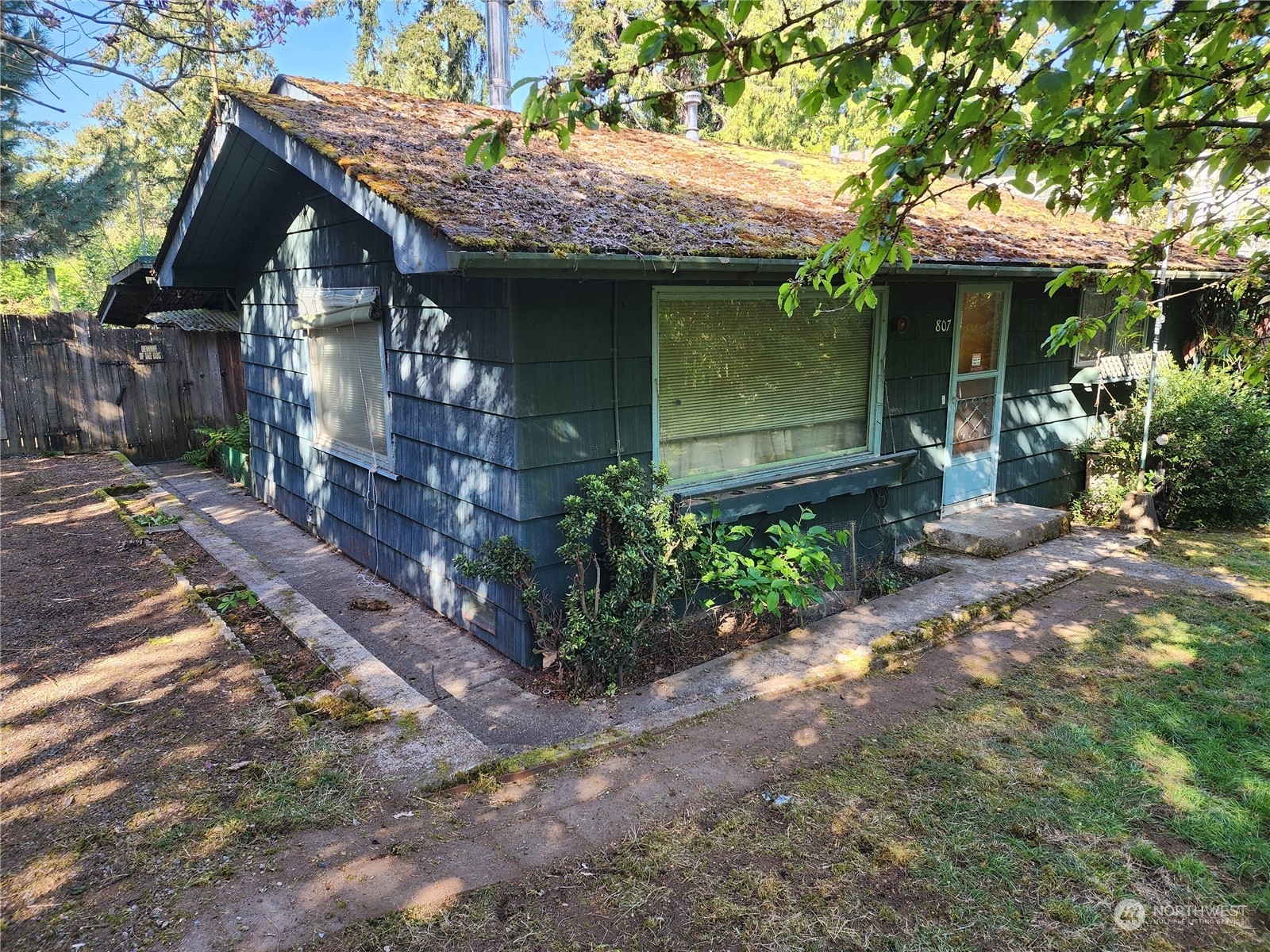 Property Photo:  807 16th Avenue W  WA 98033 