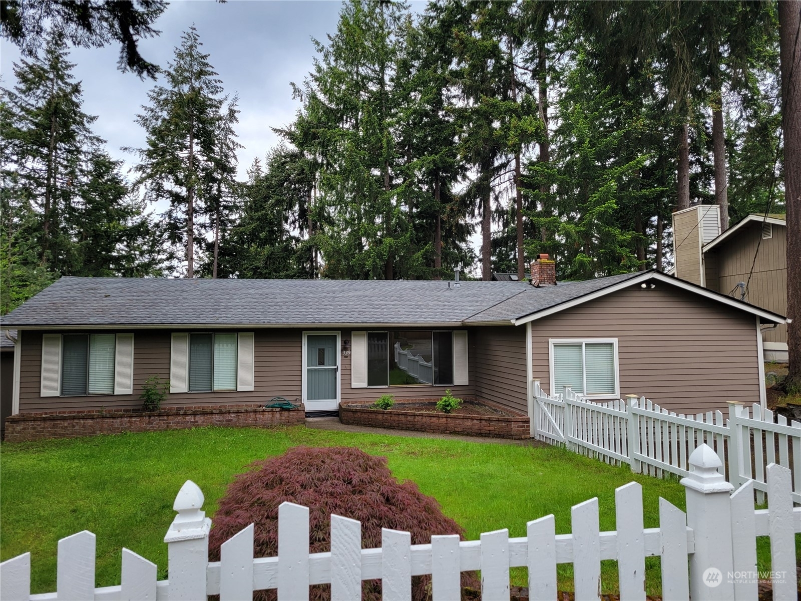 Property Photo:  939 207th Place NE  WA 98074 