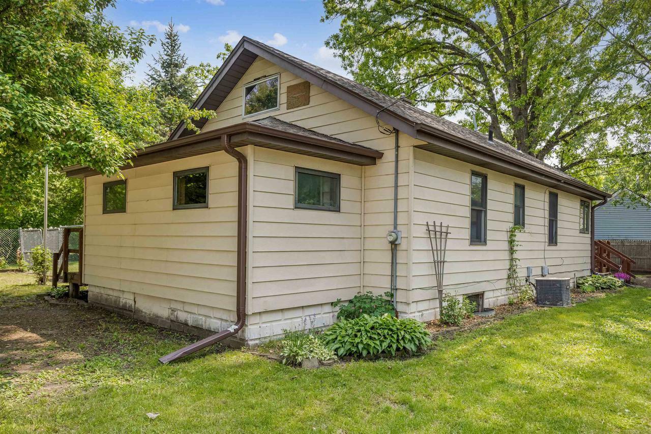 Property Photo:  468 East Community Drive  WI 53511 