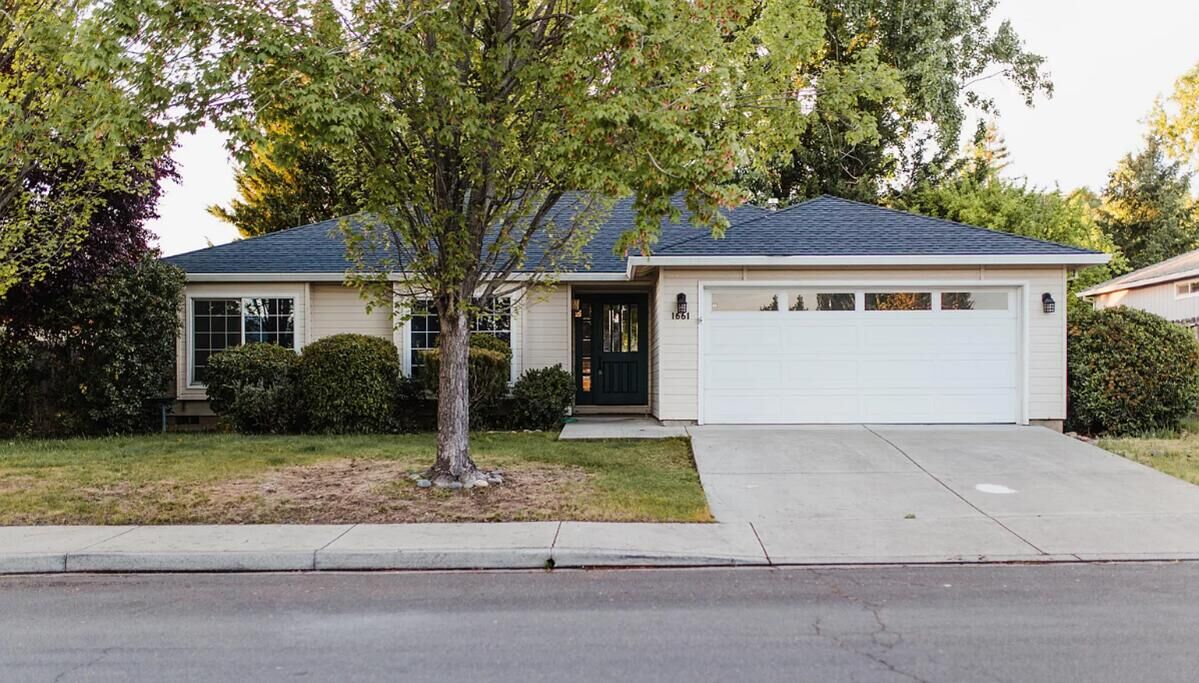 Property Photo:  1661 Hollyhock Drive  OR 97504 