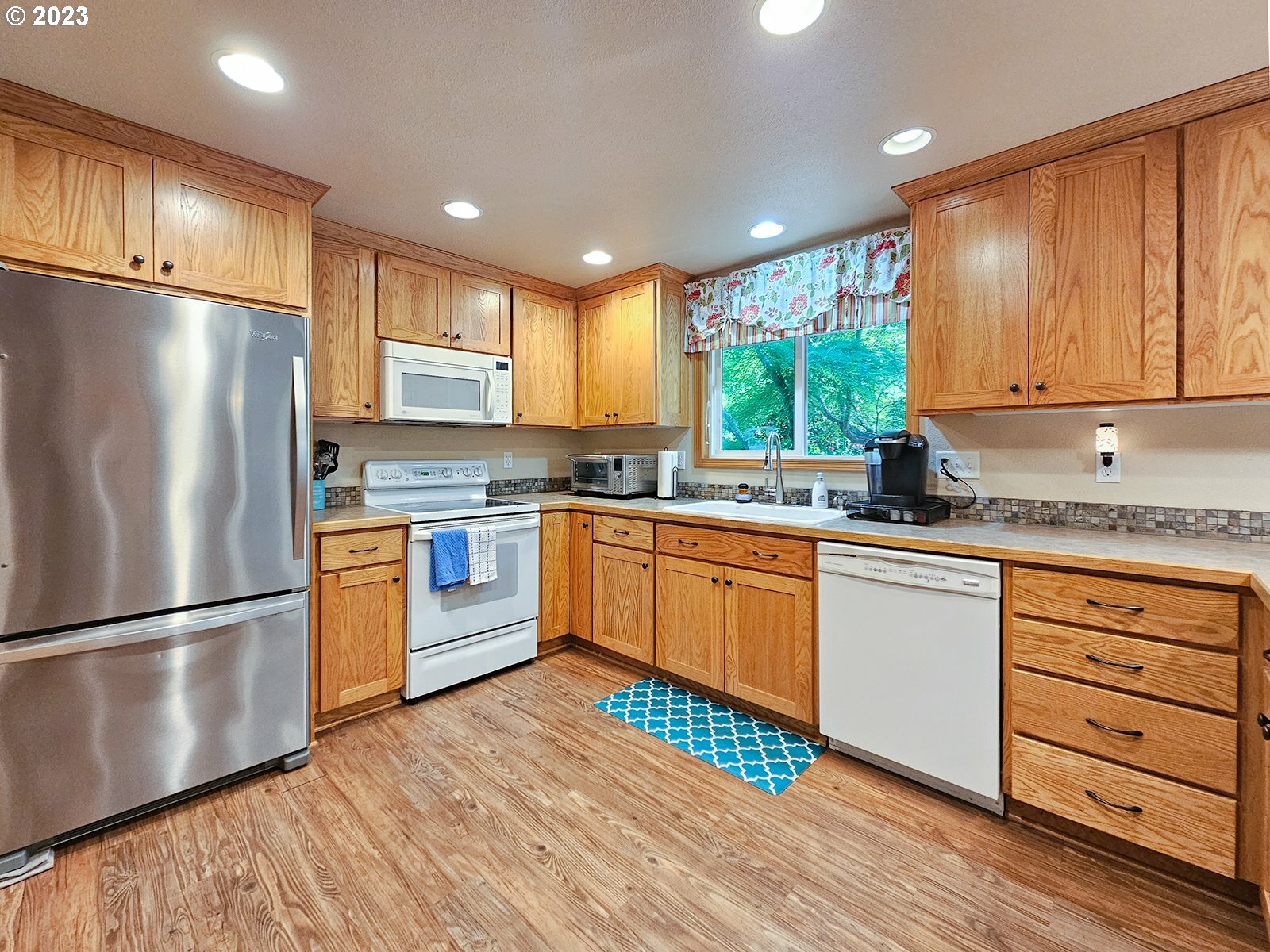 Property Photo: 8950 SW Pinebrook Ct OR 97224