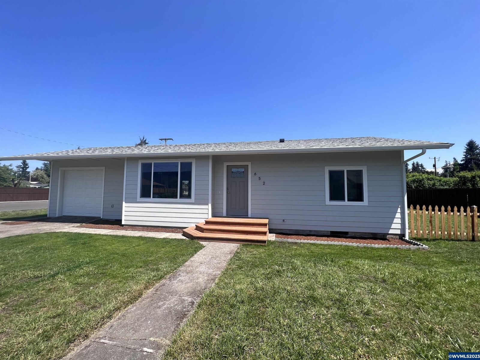 Property Photo:  652 N Evergreen Av  OR 97383 