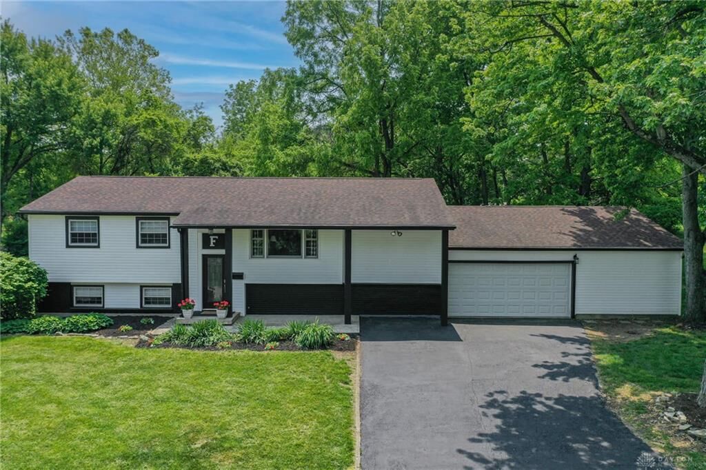 Property Photo: 4002 Tredwell Place OH 45430