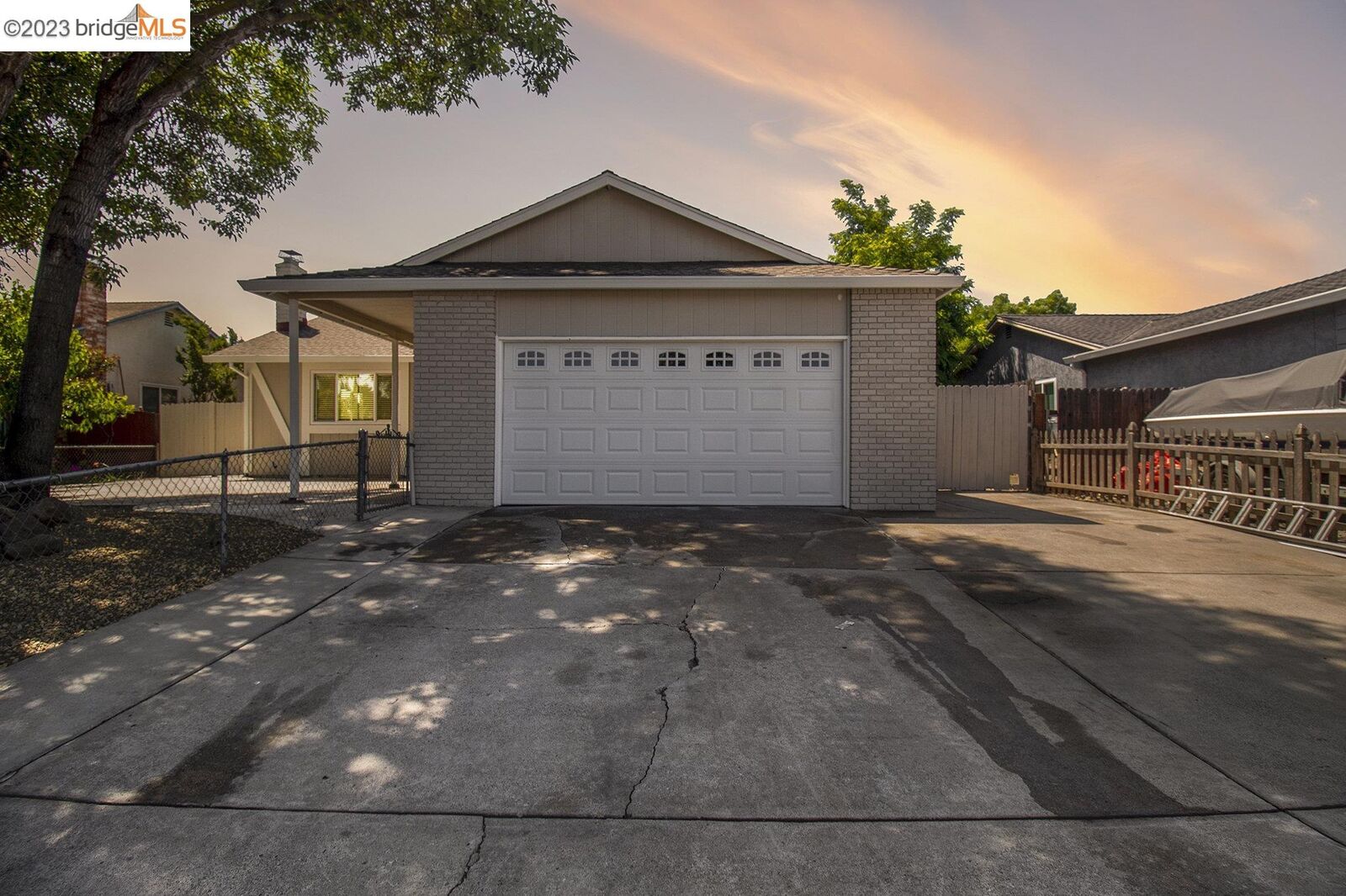Property Photo:  