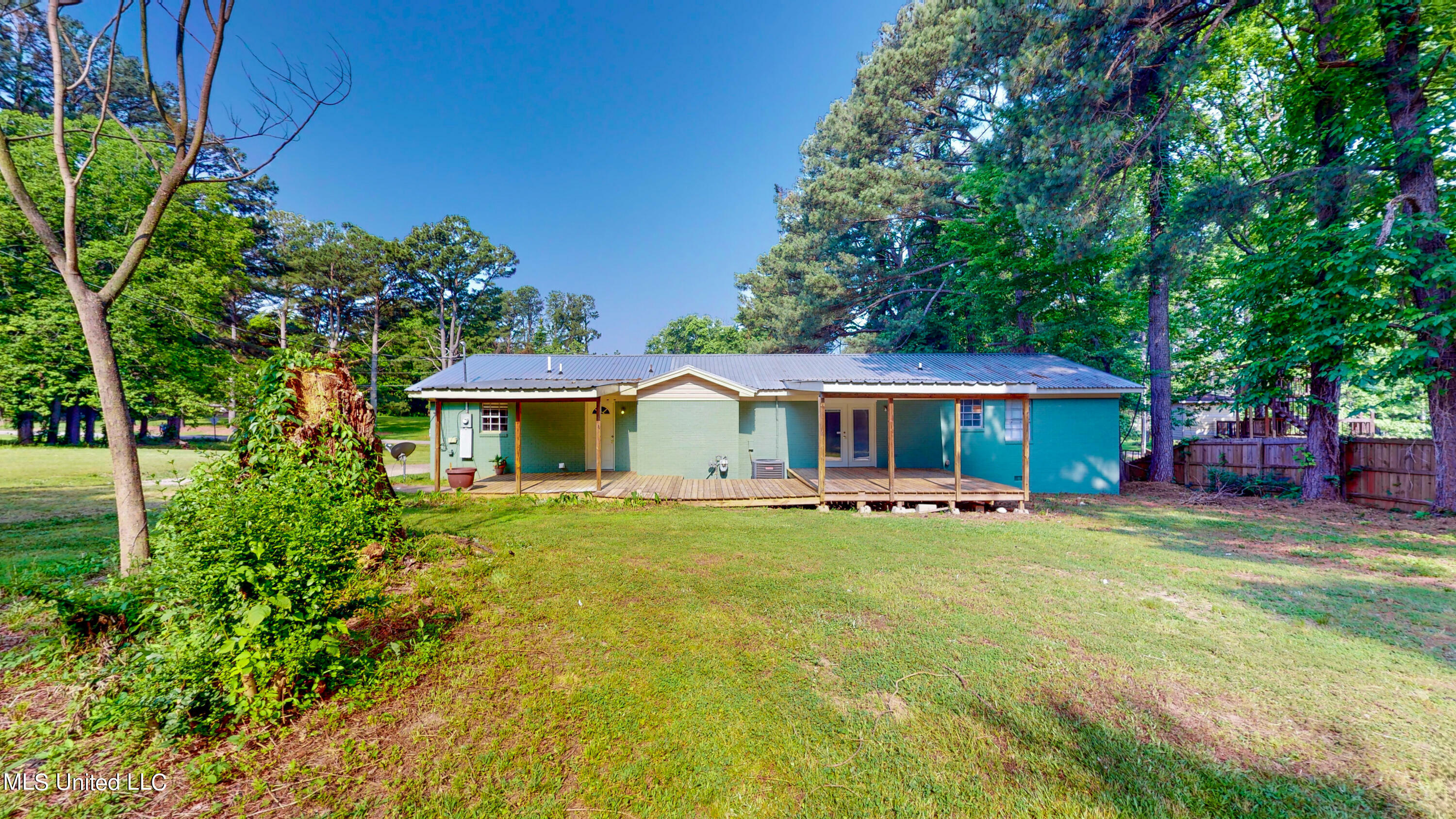 Property Photo: 5886 Marian Drive MS 38637
