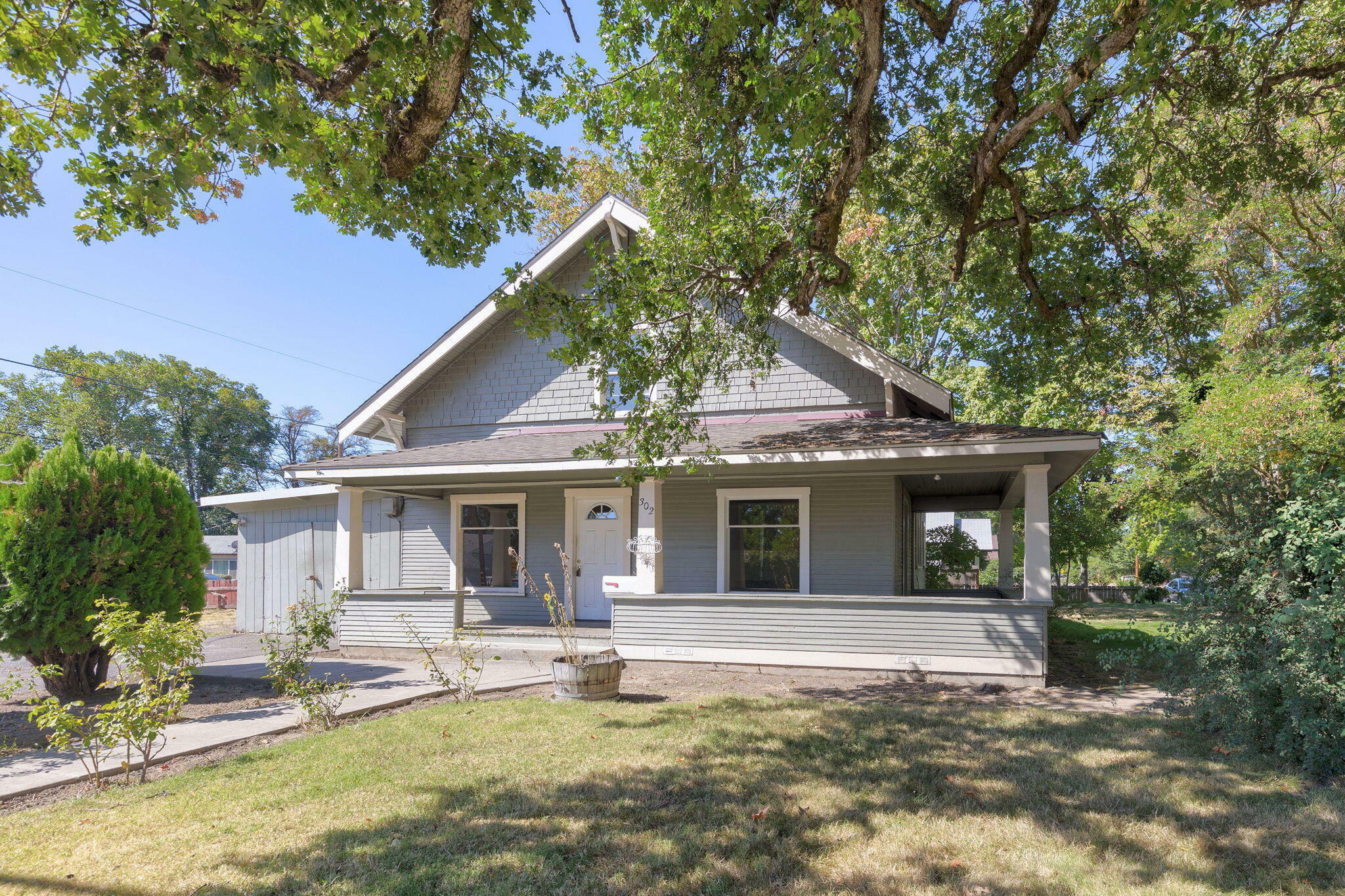 Property Photo:  302 SW Pine Street  OR 97526 