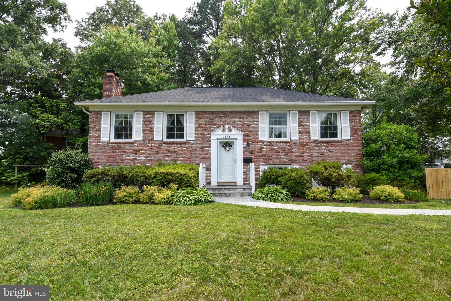 Property Photo: 7938 Bayberry Drive VA 22306