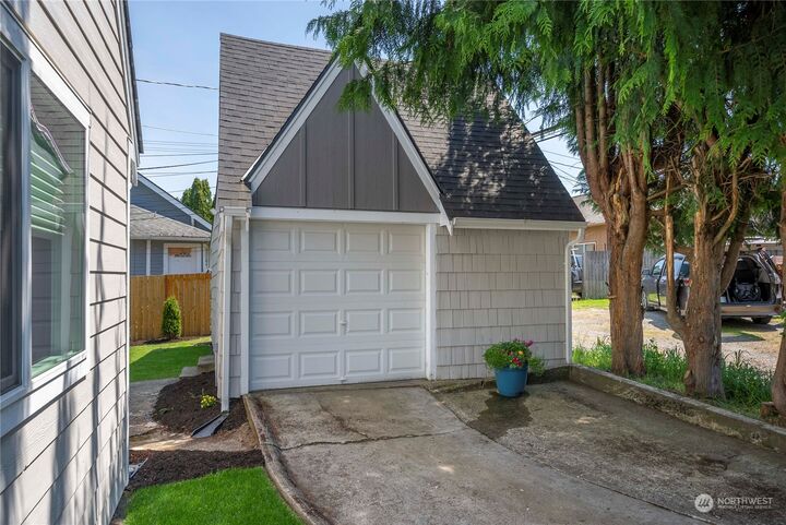 Property Photo:  512 S Iron Street  WA 98531 
