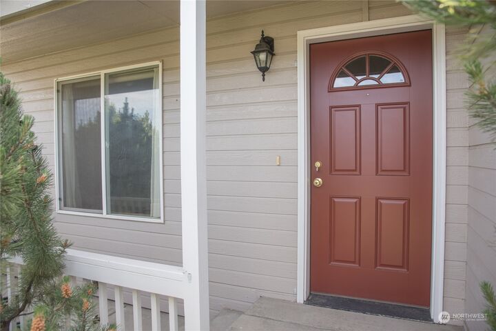 Property Photo: 112 E King Place WA 98926