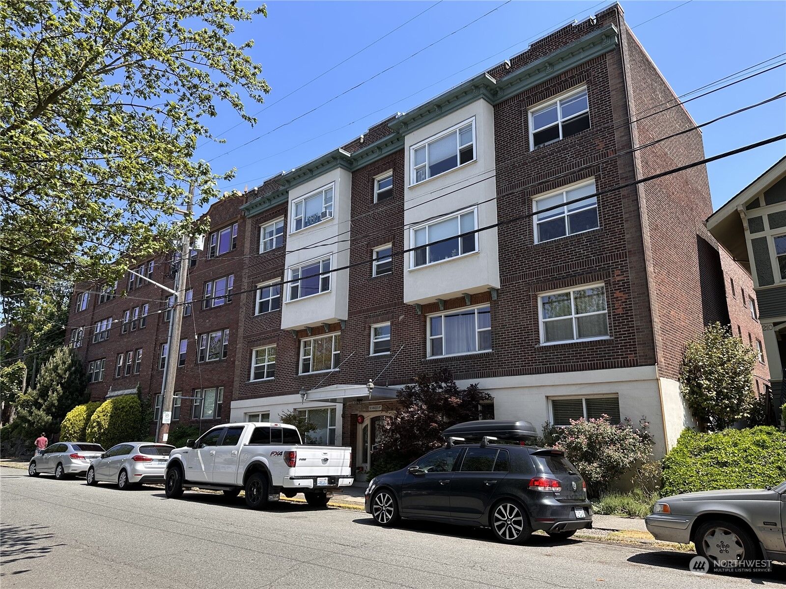 Property Photo: 214 Summit Avenue E 305 WA 98102