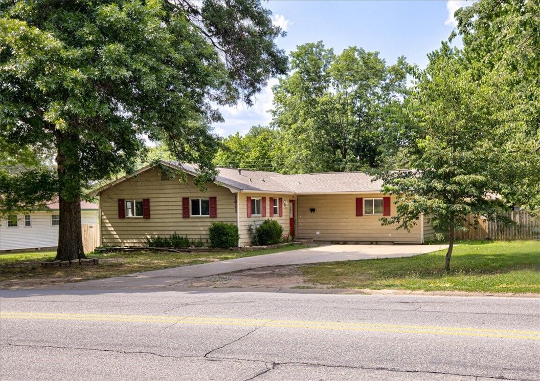 Property Photo:  1411 W Oak Street  AR 72758 