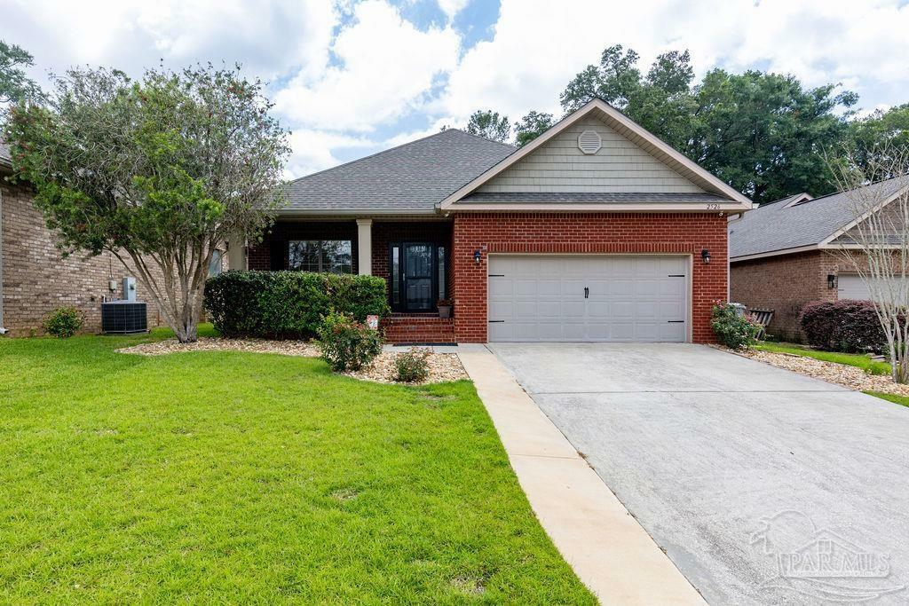 Property Photo: 2526 Redford Dr FL 32533