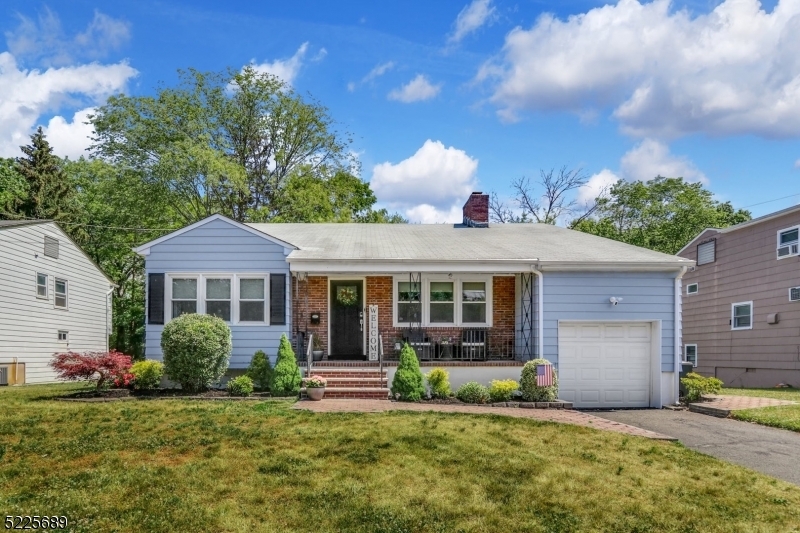 Property Photo:  8 Nomahegan Court  NJ 07016 