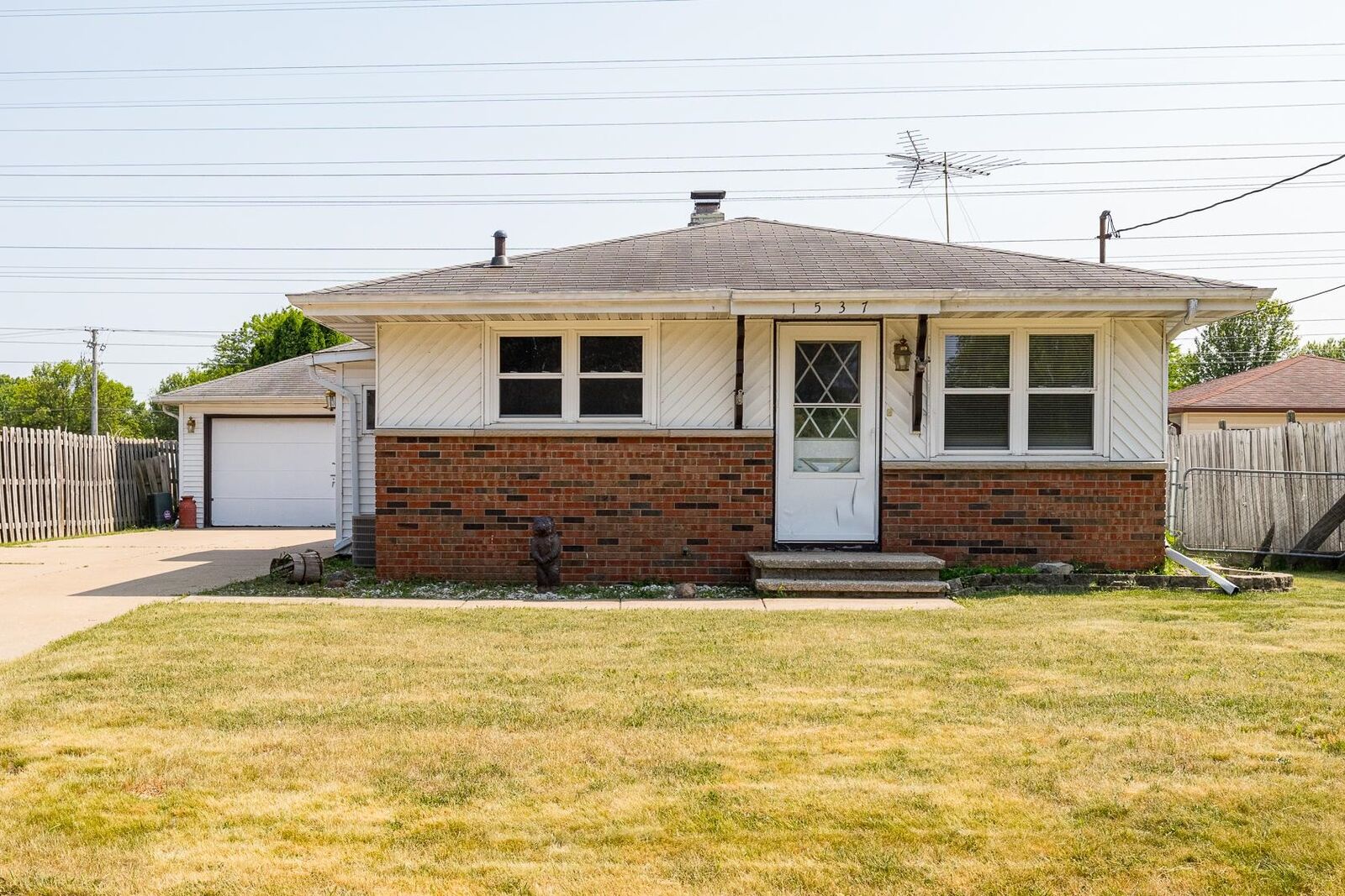 Property Photo: 1537 E Roeland Avenue WI 54915-4426