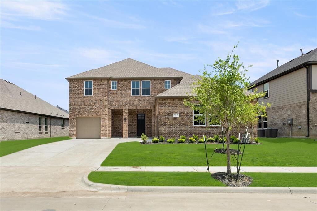 Property Photo: 915 Crossvine Drive TX 76063
