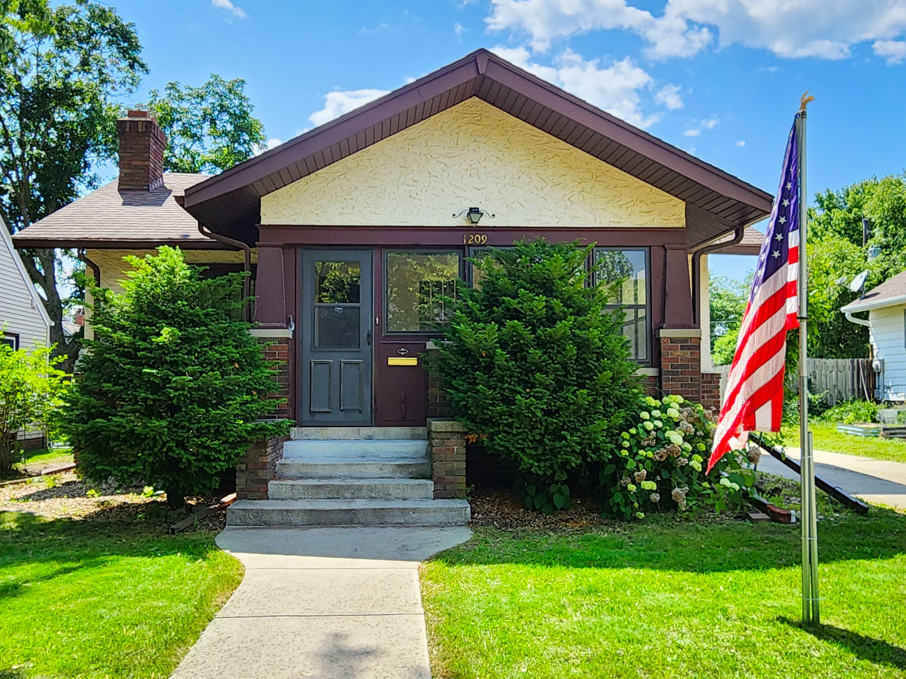 Property Photo:  1209 Curtiss Avenue  IA 50010 