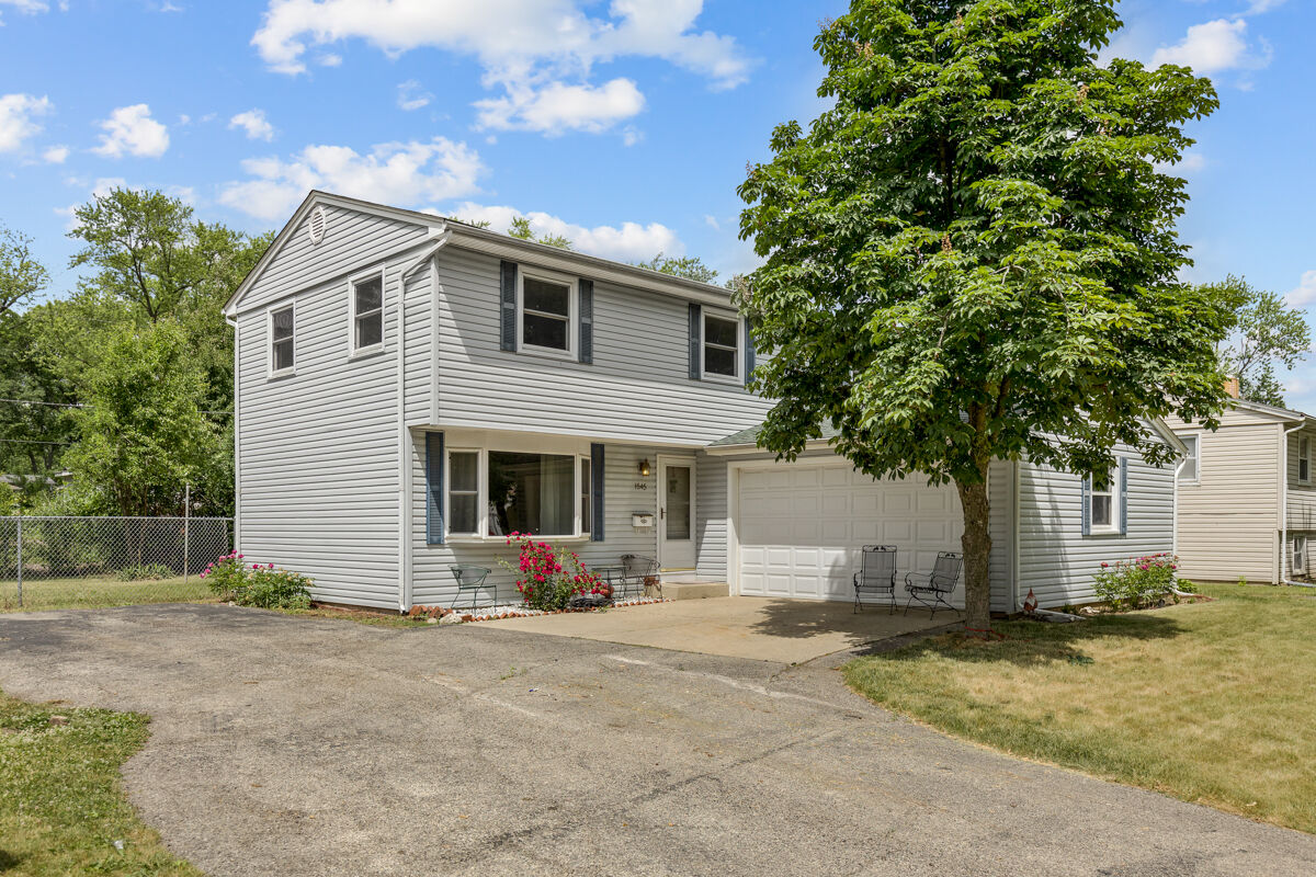 Property Photo: 1545 Plymouth Circle IL 60110