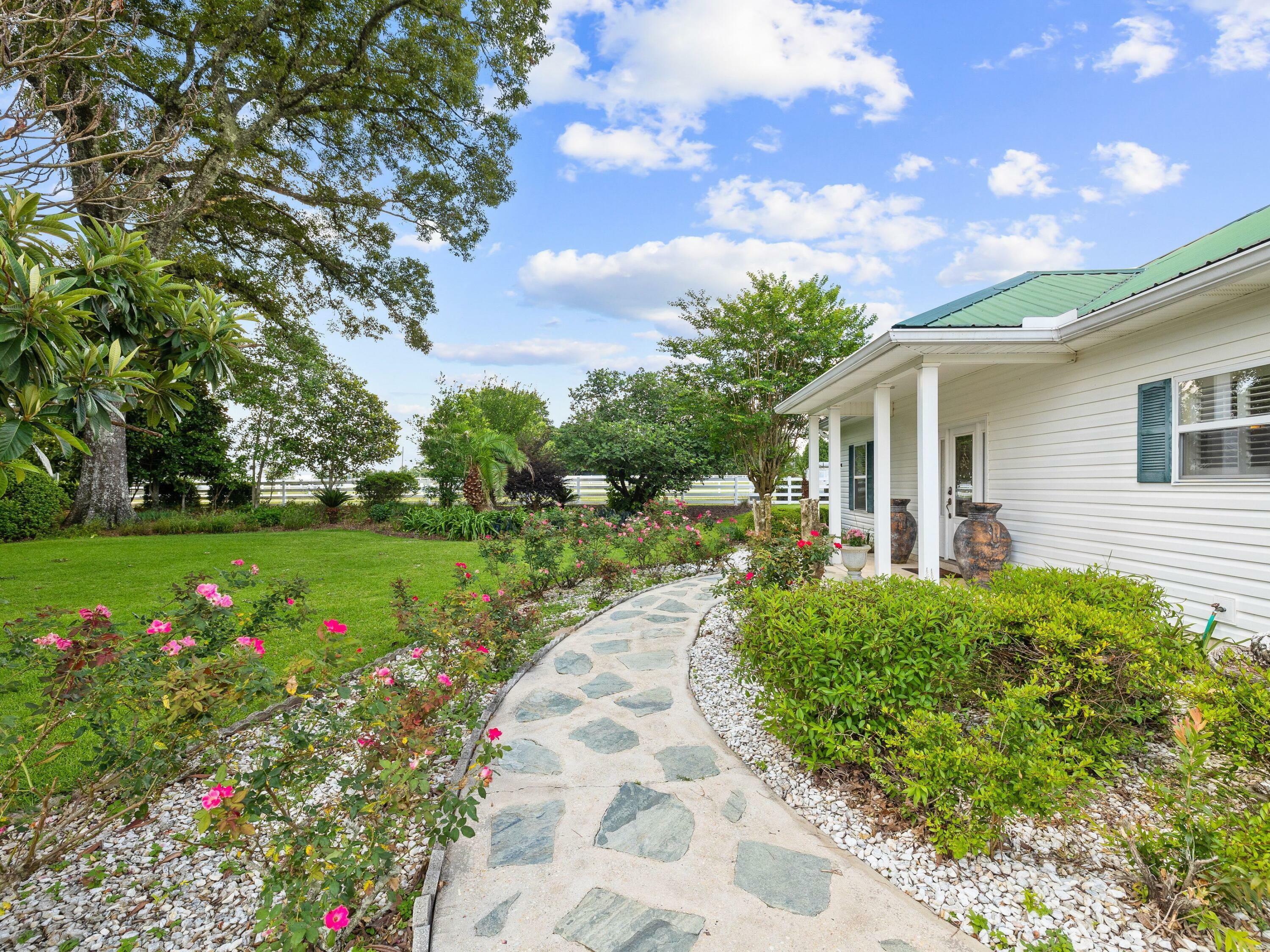 Property Photo: 5676 W State Highway 2 FL 32433