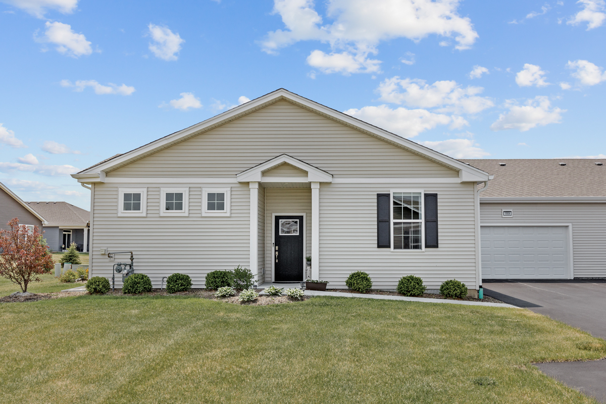 Property Photo: 1664 Southern Circle IL 60140