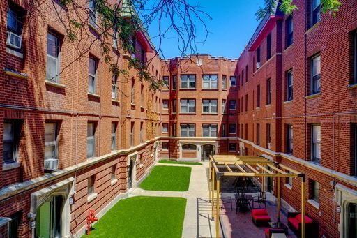 Property Photo: 1702.5 W Juneway Terrace 1D IL 60626