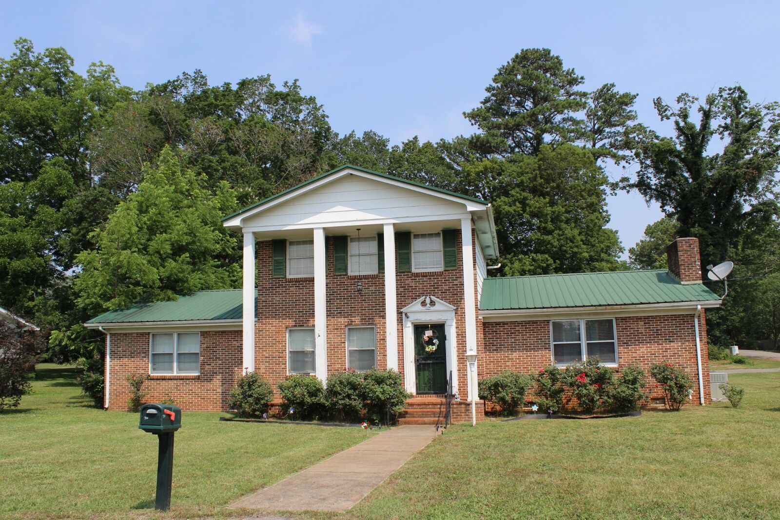 Property Photo: 700 W Broad St TN 37324