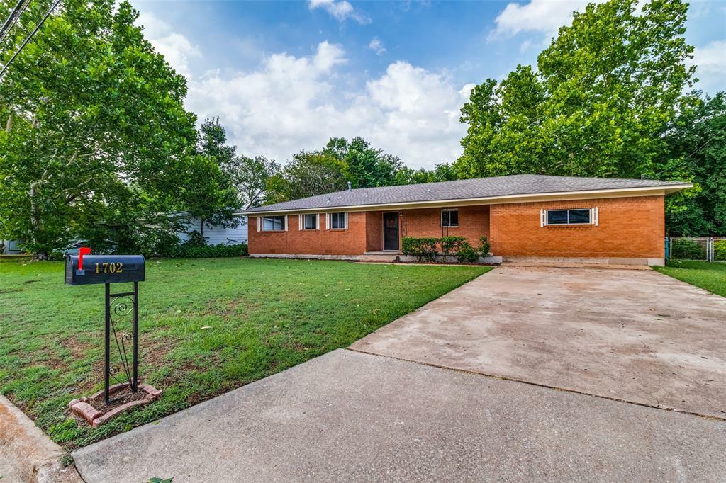 Property Photo: 1702 E Mildred Street TX 75090