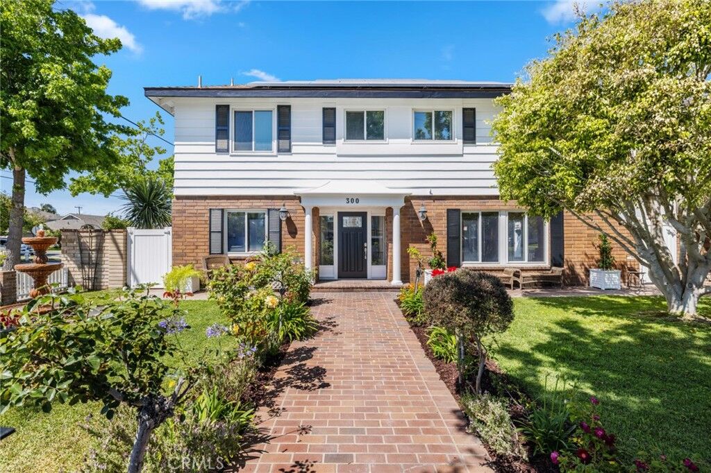 Property Photo:  300 Robinhood Lane  CA 92627 
