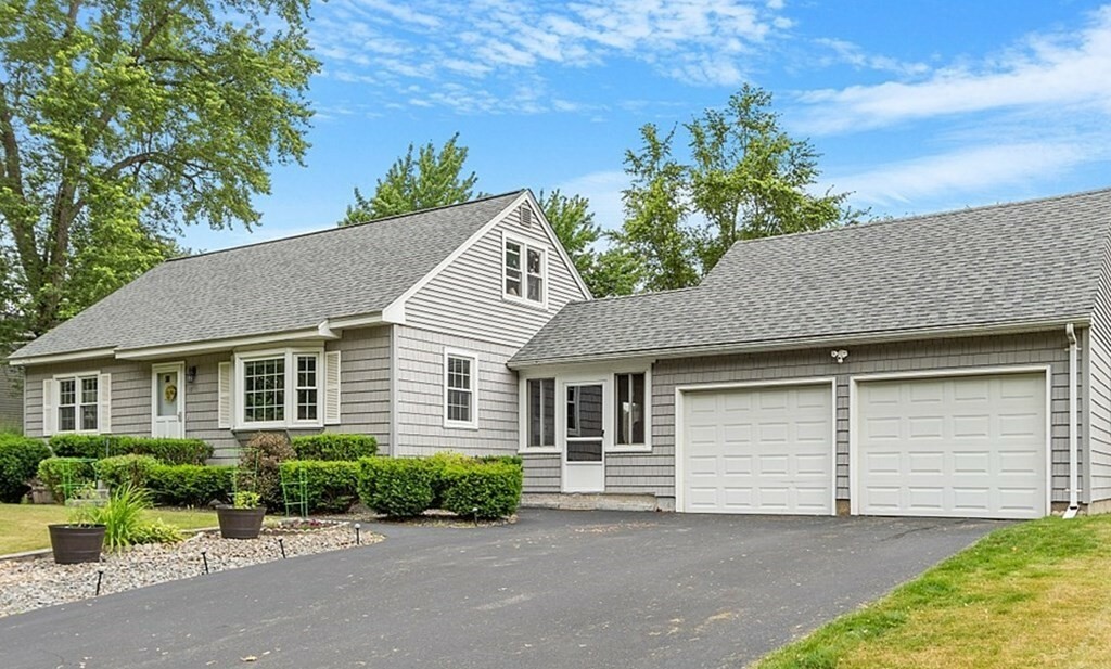 Property Photo:  10 Upstone Drive  NH 03063 