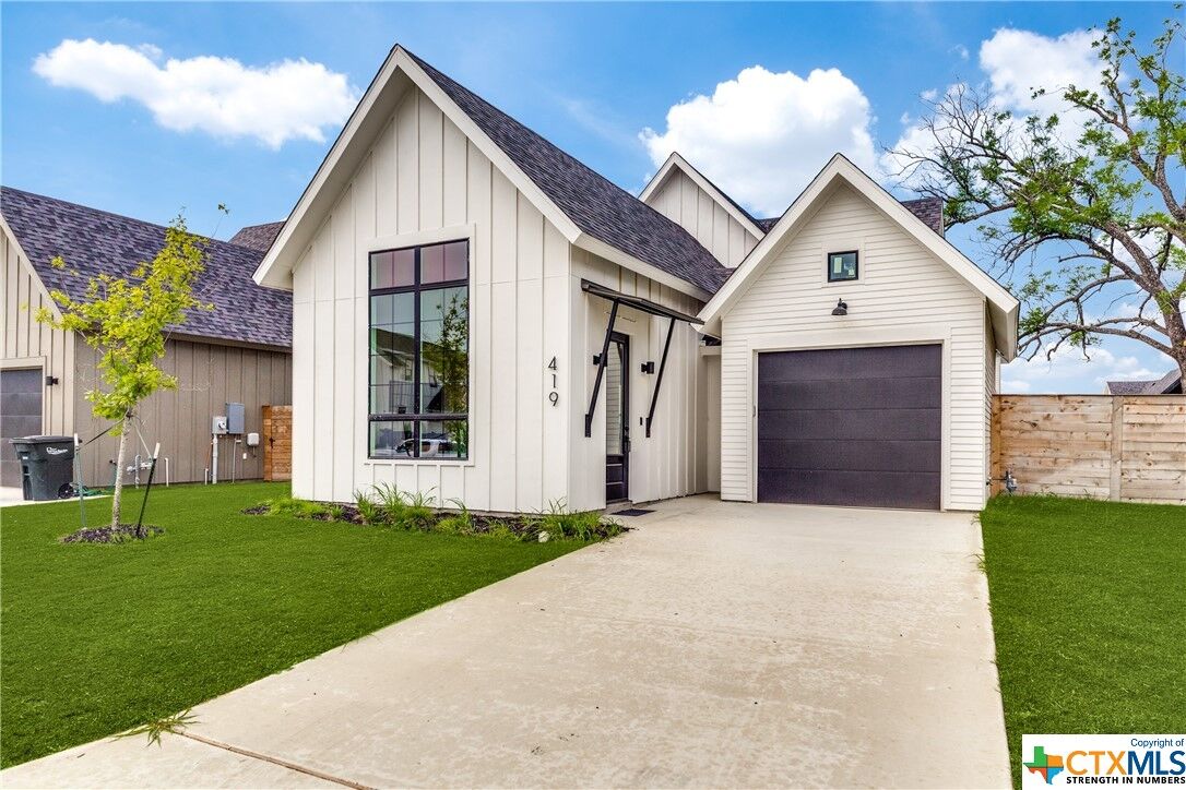 Property Photo: 406 Alexander Avenue TX 78130