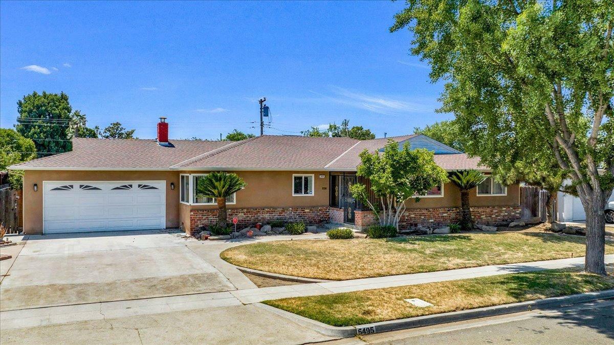 Property Photo: 5495 N Callisch Avenue CA 93710